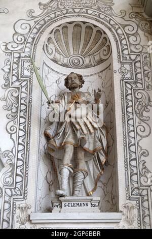 Saint Clement Statue auf der Fassade der Kirche St. Leodegar in Luzern, Schweiz Stockfoto