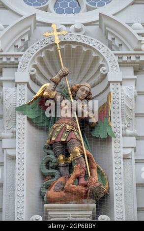 Saint Michael Slaying der Drache, Statue auf dem Portal der Kirche St. Leodegar in Luzern, Schweiz Stockfoto