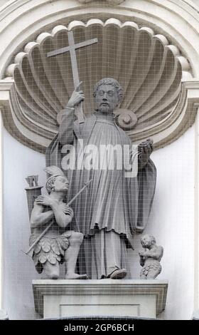 Hl. Franz Xaver Statue auf dem Portal der Jesuitenkirche St. Franz Xaver in Luzern, Schweiz Stockfoto