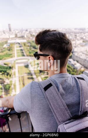 Touristen betrachten die Stadt Paris vom Eiffelturm aus Stockfoto