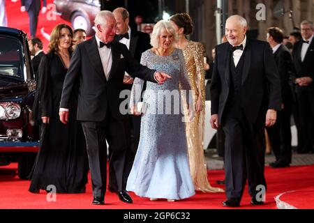 Barbara Broccoli (links) und der Produzent Michael G. Wilson (rechts) gehen mit dem Prinzen von Wales und der Herzogin von Cornwall und dem Herzog und der Herzogin von Cambridge, nach der Ankunft der königlichen Familie zur Weltpremiere von No Time To die, in der Royal Albert Hall in London. Bilddatum: Dienstag, 28. September 2021. Stockfoto