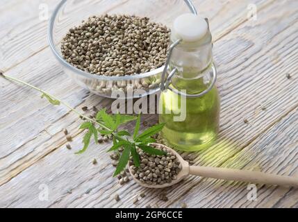 Hanfsamenöl, reich an Vitaminen und Mineralstoffen. Stockfoto