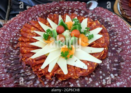 Klassische kroatische Vorspeise Teller mit feinen kroatischen in Scheiben, Salami und Käse Stockfoto