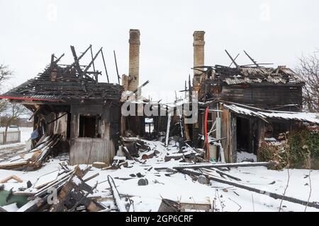 Verbranntes Holzhaus. Haus nach dem Feuer. Haus in einer Gasexplosion zerstört . Stockfoto