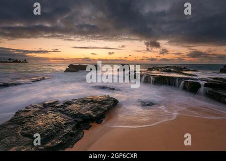 Farbenfroher Sonnenaufgang von Sandy Beach, Oahu, Hawaii USA Stockfoto