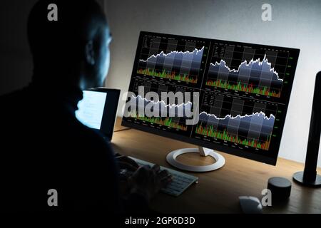 African Stock Market Analyst Trading Mit Internet-Technologie Stockfoto