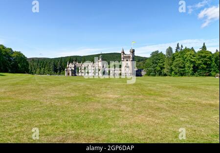 Balmoral Scottish Royal Scots baronial Revival style Castle and grounds in summer; Europe Great Britain, Scotland, Aberdeenshire, the Balmoral Castle, Stockfoto
