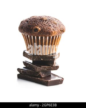 Schokoladen-Muffins und Schokoriegel. Süße dunkle Cupcakes isoliert auf weißem Hintergrund. Stockfoto