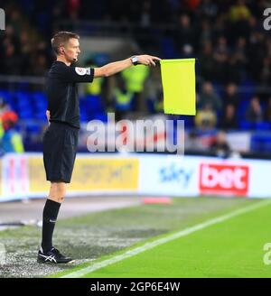 Cardiff City Stadium, Cardiff, Großbritannien. September 2021. EFL Championship Football, Cardiff gegen West Bromwich Albion; der stellvertretende Schiedsrichter flaggen für Offside Credit: Action Plus Sports/Alamy Live News Stockfoto