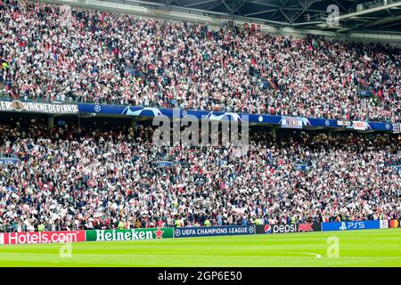 AMSTERDAM, NIEDERLANDE - 28. SEPTEMBER: Fans von Ajax während des UEFA Champions League Group-Bühnenmatches zwischen Ajax und Besiktas in der Johan Cruijff Arena am 28. September 2021 in Amsterdam, Niederlande (Foto: Broer van den Boom/Orange Picters) Stockfoto