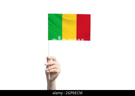 Schöne weibliche Hand hält Mali Flagge, isoliert auf weißem Hintergrund. Stockfoto