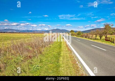 Krbava-Feld. Landschaftlich reizvolle Straße durch die ländliche Landschaft der Region Lika, Mittelkroatien Stockfoto