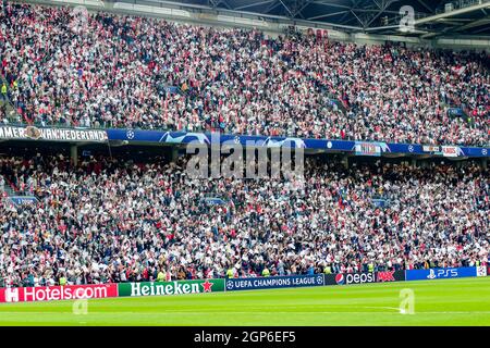 AMSTERDAM, NIEDERLANDE - 28. SEPTEMBER: Fans von Ajax während des UEFA Champions League Group-Bühnenmatches zwischen Ajax und Besiktas in der Johan Cruijff Arena am 28. September 2021 in Amsterdam, Niederlande (Foto: Broer van den Boom/Orange Picters) Stockfoto