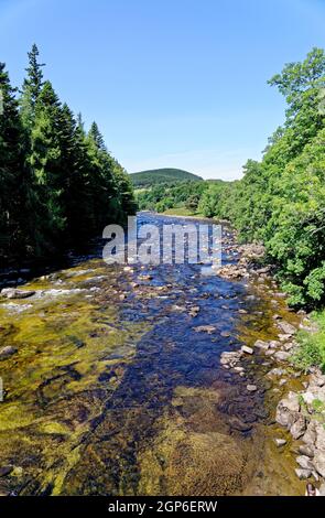 Sommeransicht des Flusses Dee am Eingang zu Balmoral Castle and Gardens, Royal Deeside, Aberdeenshire, Schottland, Großbritannien Stockfoto