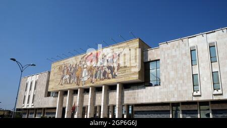 Außenseite des National History Museum in der Nähe von Skanderbeg-Platz, Tirana, Albanien Stockfoto