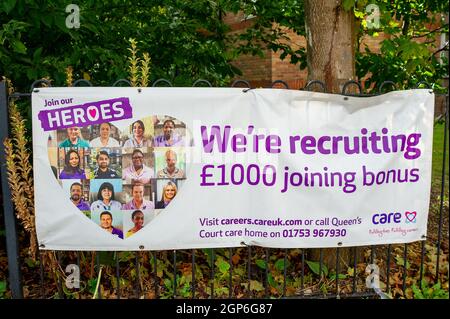 Dedworth, Windsor, Britannien. September 2021. Ein Banner vor einem Care UK Pflegehege mit einem £1,000-Beitritts-Bonus für neue Rekruten. Die Regierung hat eine Frist vom 11. November 2021 festgelegt, bis zu der Pflegekräfte in England vollständig gegen Covid-19 geimpft werden müssen, wenn sie in einem Pfleheim arbeiten sollen, es sei denn, sie sind medizinisch von einem Impfstoff befreit. Quelle: Maureen McLean/Alamy Live News Stockfoto