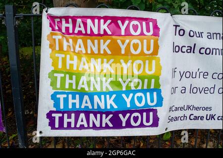 Dedworth, Windsor, Britannien. September 2021. Ein Dankesschild vor einem Pfleheim. Die Regierung hat eine Frist vom 11. November 2021 festgelegt, bis zu der Pflegekräfte in England vollständig gegen Covid-19 geimpft werden müssen, wenn sie in einem Pfleheim arbeiten sollen, es sei denn, sie sind medizinisch von einem Impfstoff befreit. Quelle: Maureen McLean/Alamy Live News Stockfoto