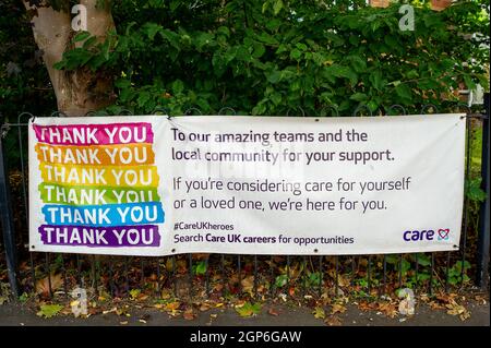 Dedworth, Windsor, Britannien. September 2021. Ein Banner vor einem Care UK Pflegehaus in Windsor. Die Regierung hat eine Frist vom 11. November 2021 festgelegt, bis zu der Pflegekräfte in England vollständig gegen Covid-19 geimpft werden müssen, wenn sie in einem Pfleheim arbeiten sollen, es sei denn, sie sind medizinisch von einem Impfstoff befreit. Quelle: Maureen McLean/Alamy Live News Stockfoto