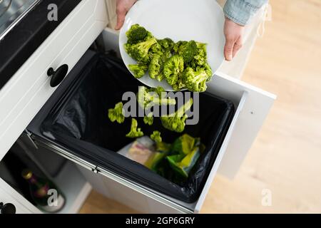 Wegwerfen Von Essensresten Im Müll Oder Mülleimer Stockfoto