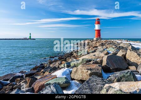 Blick auf die Mole in Warnemünde, Deutschland. Stockfoto