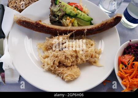 Wurst mit Kohl, Autobahnrestaurant in Pentling, Deutschland Stockfoto