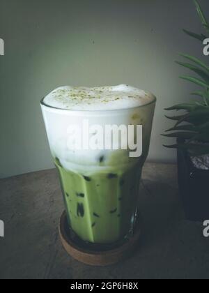 Eistee Grüner Tee Kaffee spät oder Matcha Tee & Espresso Fusion auf loft Beton Stockfoto