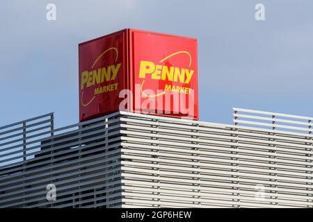 Bukarest, Rumänien, 2. Februar 2019 - Schild mit dem Logo des Penny Market Supermarkts am Eingang eines Ladens in Bukarest Stockfoto