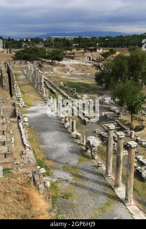 Die Kolonnade aus dem Amphitheater am Asklepieion von Pergamon, einem antiken griechischen Heiltempel (erstes Krankenhaus), in der Nähe von Bergama, Türkei. Stockfoto