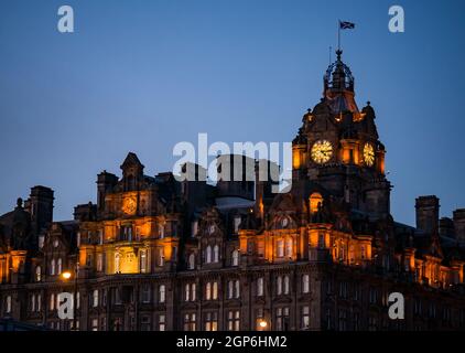 Viktorianisches Gebäude, Rocco Forte Hotel Balmoral Clock Tower ist abends beleuchtet, Princes Street, Edinburgh, Schottland, Großbritannien Stockfoto