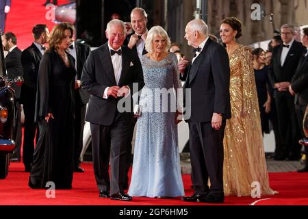 Barbara Broccoli (links) und der Produzent Michael G. Wilson gehen mit dem Prinzen von Wales und der Herzogin von Cornwall und dem Herzog und der Herzogin von Cambridge, nach der Ankunft der königlichen Familie zur Weltpremiere von No Time To die in der Royal Albert Hall in London. Bilddatum: Dienstag, 28. September 2021. Stockfoto