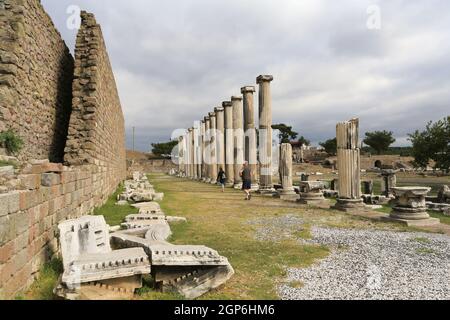 Die Kolonnade am Asklepieion von Pergamon, einem antiken griechischen Heiltempel (erstes Krankenhaus), in der Nähe von Bergama, Türkei. Stockfoto