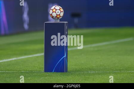 Leipzig, Deutschland. September 2021. Fußball: Champions League, Gruppenphase, Gruppe A, Matchday 2: RB Leipzig - FC Brügge in der Red Bull Arena. Der Matchball liegt auf einer Stele. Quelle: Jan Woitas/dpa-Zentralbild/dpa/Alamy Live News Stockfoto