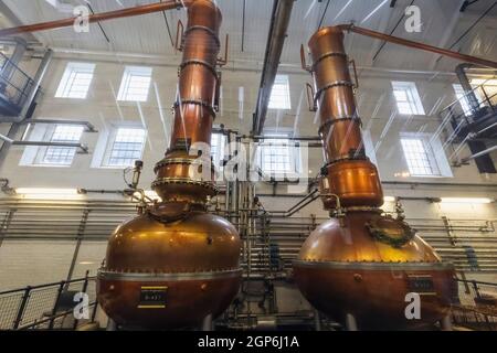 England, Hampshire, Laverton, Bombay Sapphire Gin Distillery, The Historical Copper Stills Stockfoto