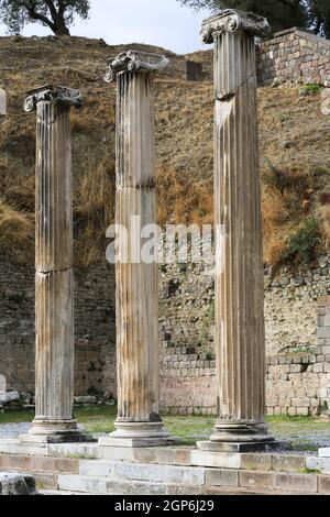 Die Kolonnade aus dem Amphitheater am Asklepieion von Pergamon, einem antiken griechischen Heiltempel (erstes Krankenhaus), in der Nähe von Bergama, Türkei. Stockfoto