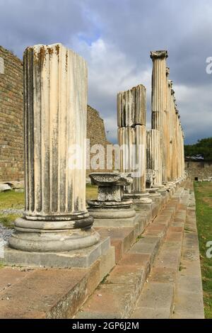 Die Kolonnade aus dem Amphitheater am Asklepieion von Pergamon, einem antiken griechischen Heiltempel (erstes Krankenhaus), in der Nähe von Bergama, Türkei. Stockfoto