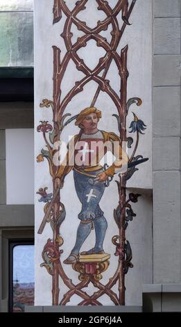 Bemalte Hausfassade zum Gedenken an die Schlacht von Dornach am Hirschenplatz in der Altstadt von Luzern, Schweiz Stockfoto