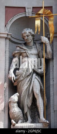 St. Johannes der Täufer auf der Fassade der Stiftskirche Neumünster in Würzburg Stockfoto