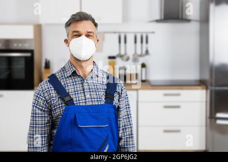 Sanitär Man Wartung Reparaturman Oder Handyman In Gesichtsmaske Stockfoto