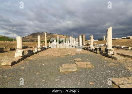 Doppelkolonnade, die den Ort des Asklepieion von Pergamon verlässt, einem antiken griechischen Heiltempel (erstes Krankenhaus), der sich in der Nähe von Bergama, Türkei, befindet. Stockfoto