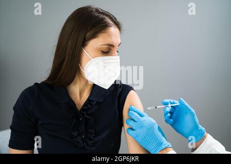 Covid-Impfstoff Injektion Von Arzt In Gesichtsmaske Stockfoto