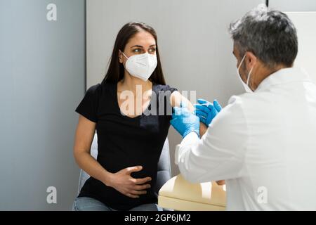 Schwangere Frau Impfstoff Injektion Von Arzt Im Gesicht Maske Stockfoto