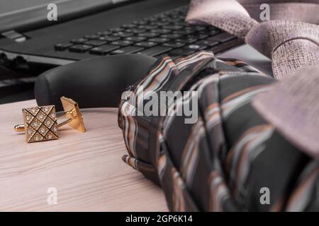 Mode und Business, Notizbuch und Manschettenknöpfe auf einem Holztisch, als Hintergrund Stockfoto