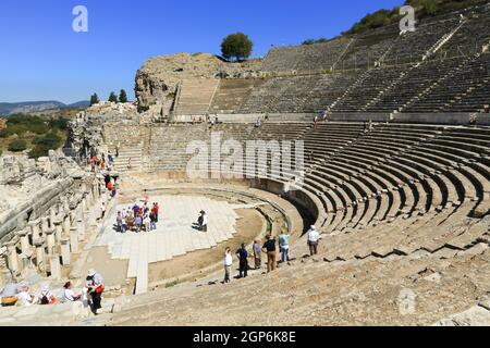 Blick auf das große Theater von Ephesus von der Südseite. Ursprünglich im dritten Jahrhundert v. Chr. erbaut, wurde es später von den Römern auf Platz 25,000 erweitert. Stockfoto