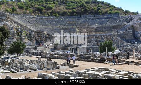 Blick auf das große Theater von Ephesus in südöstlicher Richtung. Ursprünglich im dritten Jahrhundert v. Chr. erbaut, wurde es später von den Römern auf Platz 25,000 erweitert. Stockfoto