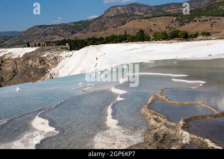 Die Travertinen von Pamukkale sind eine Reihe von kaskadierenden Thermalbecken in der Nähe der antiken griechischen Stadt Hierapolis in der Türkei. Stockfoto