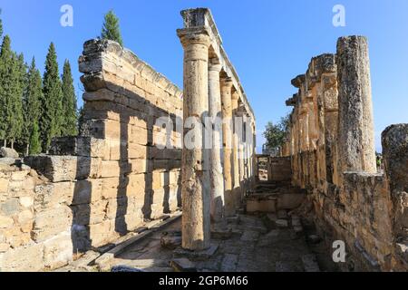 Die Latrine in der antiken Kurstadt Hierapolis stammt aus dem Jahr 190 v. Chr. und befindet sich in der Nähe der Travertin-Terrassen von Pamukkale in der Westtürkei. Stockfoto