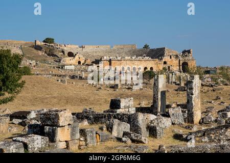 Das Theater Hierapolis in der antiken Kurstadt Hierapolis stammt aus dem Jahr 190 v. Chr. und befindet sich in der Nähe der Travertin-Terrassen von Pamukkale in der Westtürkei. Stockfoto