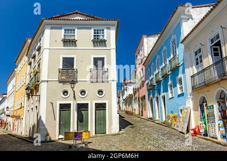 Farbenfrohe Häuser, Fassaden und Kopfsteinpflaster-Hänge im traditionellen Pelourinhoviertel Salvador, Bahia Stockfoto