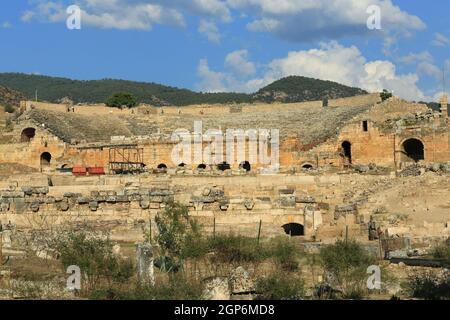 Das Theater Hierapolis in der antiken Kurstadt Hierapolis stammt aus dem Jahr 190 v. Chr. und befindet sich in der Nähe der Travertin-Terrassen von Pamukkale in der Westtürkei. Stockfoto