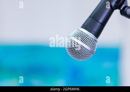 Schwarzes Mikrofon auf einem Stativ. Interview-Situation, Kopierbereich. Stockfoto